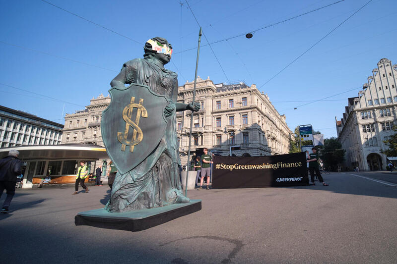 Des militant·e·s Greenpeace protestent à Zurich et à Berne contre le greenwashing de la place financière suisse