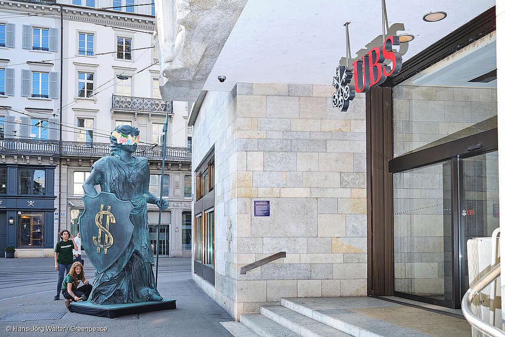Helvetia proteste avec les militants Greenpeace contre le greenwashing de la place financière suisse