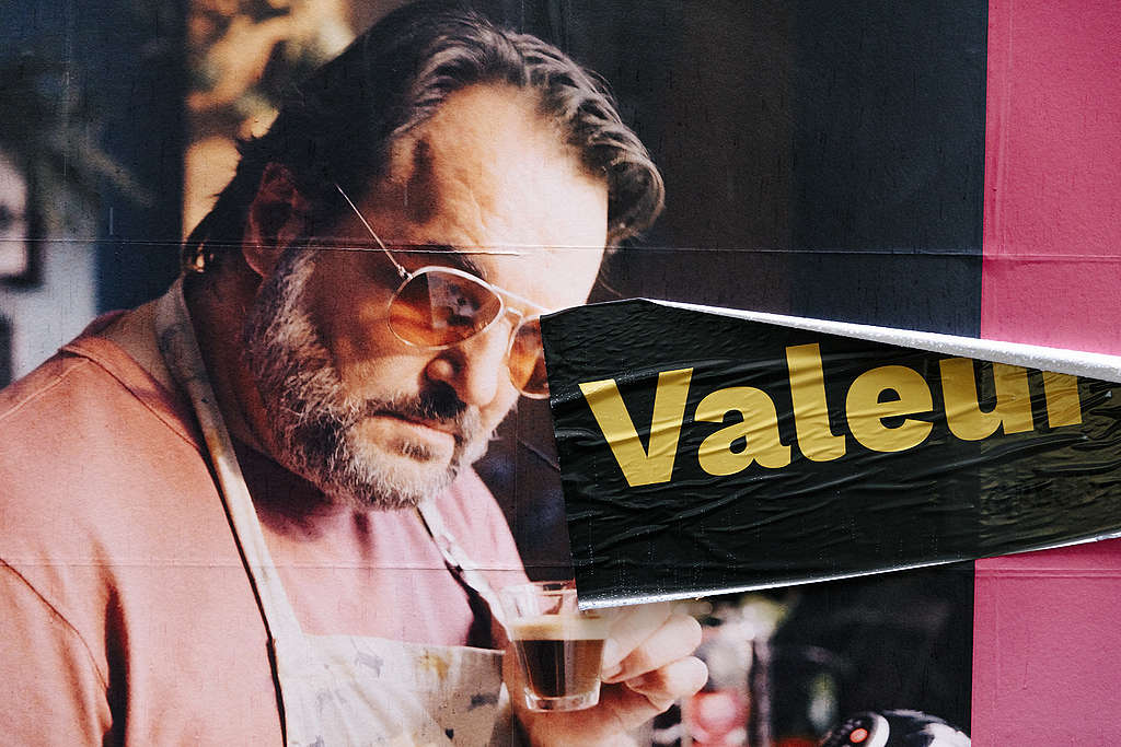 Valeur ? Wert ? Value ? Les militant·e·s de Greenpeace invitent à la réflexion.