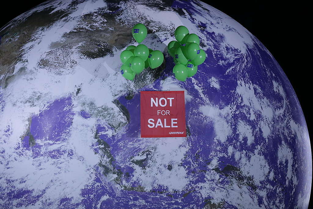 "Not For Sale" Banner on Iconic Giant Globe at COP26 in Glasgow. © Emily Macinnes / Greenpeace