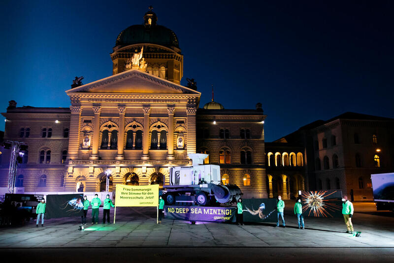 Greenpeace-Aktivist:innen für den Meeresschutz: mit einem Tiefseebagger auf dem Berner Bundesplatz