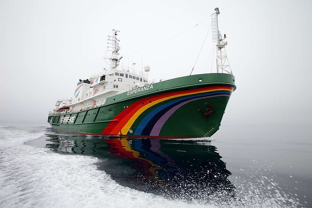 Esperanza off the Coast of Greenland. © Jiri Rezac / Greenpeace