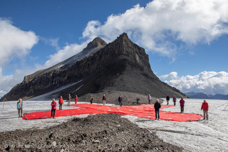 KlimaSeniorinnen protestieren vor schmelzenden Gletschern
