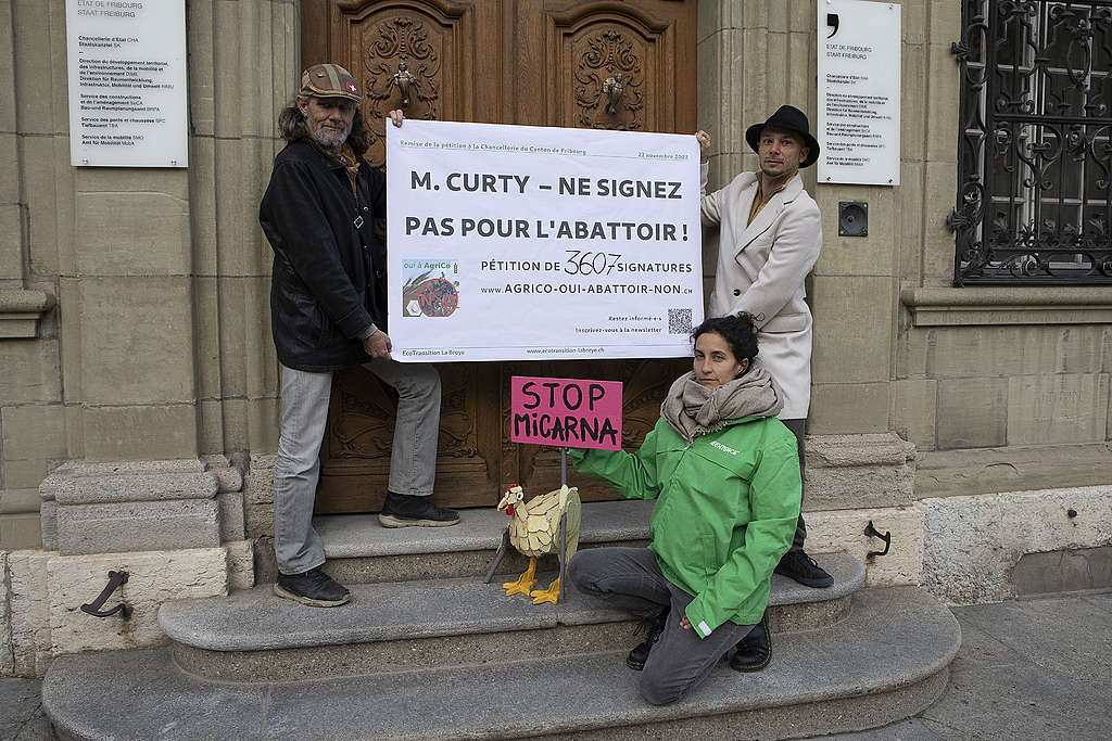 Pétition contre le projet d’abattoir à St-Aubin remise au canton de Fribourg