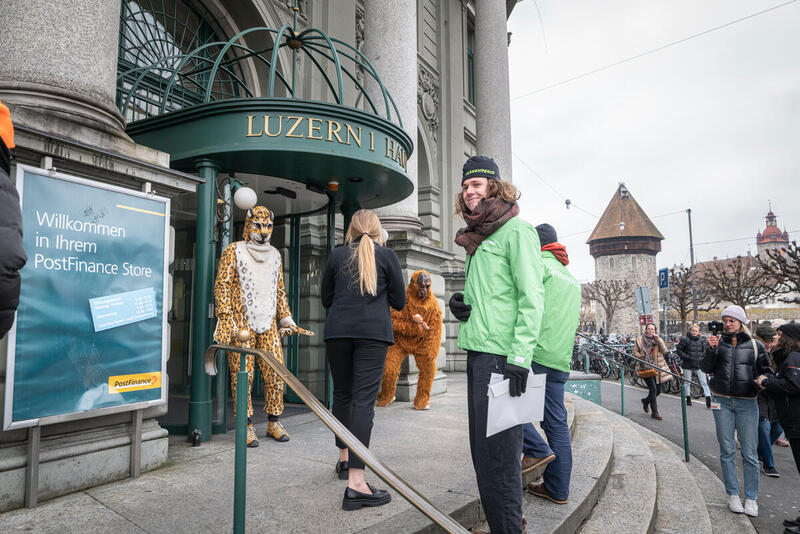 Greenpeace-Aktivist:innen besuchen Post in Luzern und bitten Mitarbeitende um Unterstützung – für eine klimafreundliche Pensionskasse