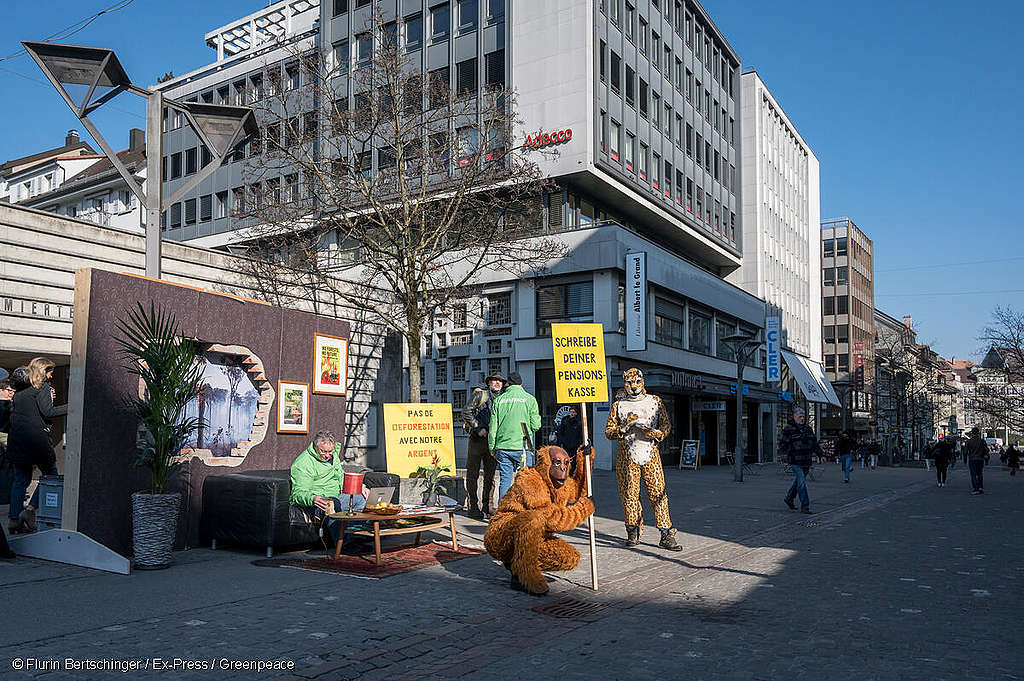 Manor-Mitarbeitende in Fribourg bekommen Besuch von Greenpeace-Aktivist:innen – für eine klimafreundliche Pensionskasse