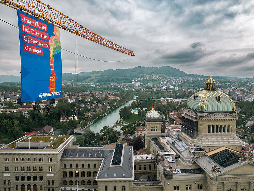 Swiss Overshoot Day : des militant·es Greenpeace déploient une bannière géante près du Palais fédéral