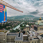 Swiss Overshoot Day : des militant·es Greenpeace déploient une bannière géante près du Palais fédéral
