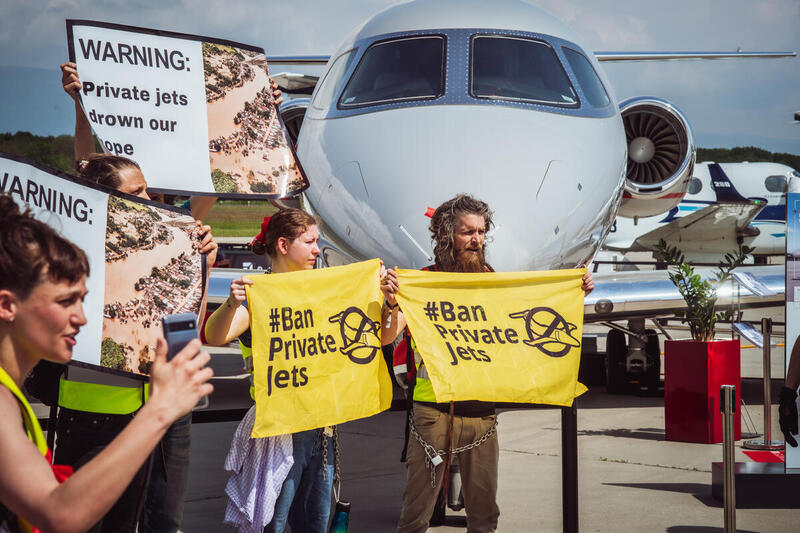 <strong>Salon de l’aviation d’affaires à Genève: une centaine de militant·es pour le climat bloquent des jets privés</strong>