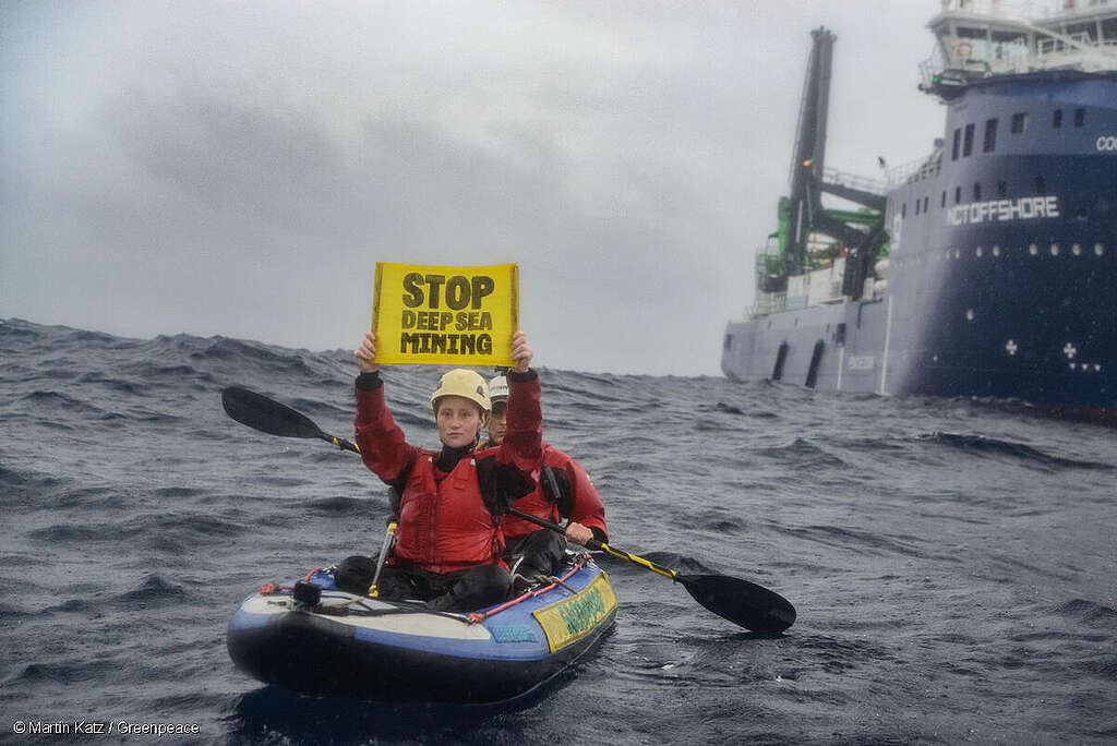 Des canoës en pleine mer contre l&rsquo;exploitation minière des grands fonds marins