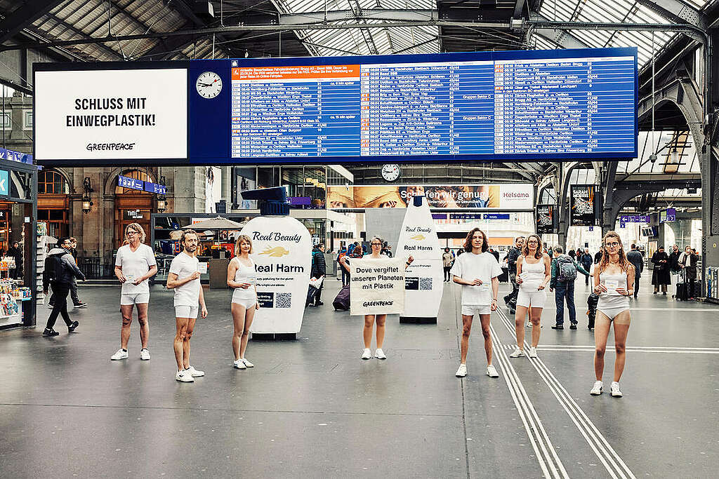 Plastik: Doves Heuchelei in Zürich angeprangert