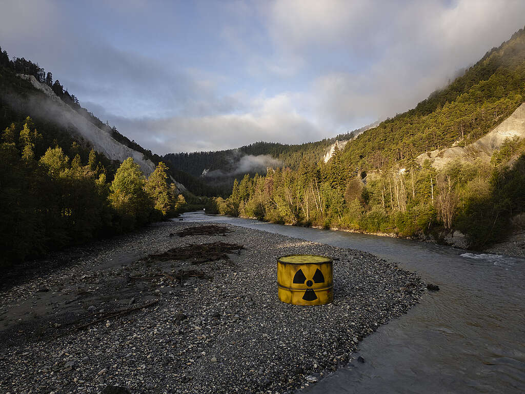 Greenpeace Suisse fait apparaître un fût de déchets radioactifs géant dans le cœur des gorges du Rhin