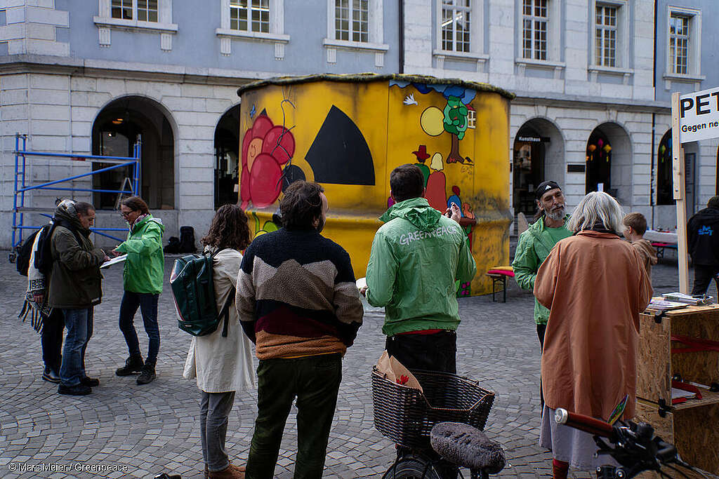 Das riesige Atommüllfass  machte Halt in Langenthal