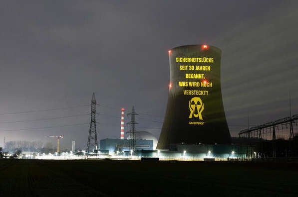 Nukleare Sicherheit: Greenpeace-Aktivist:innen weisen auf die seit Jahrzehnten bestehende Gefahr durch das AKW Gösgen hin