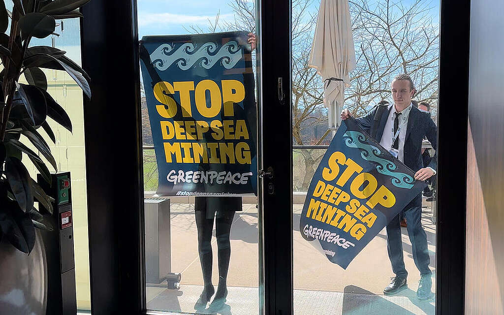 Greenpeace-Aktivist:innen unterbrechen Investor-Meeting: Stopp  Tiefseebergbau!