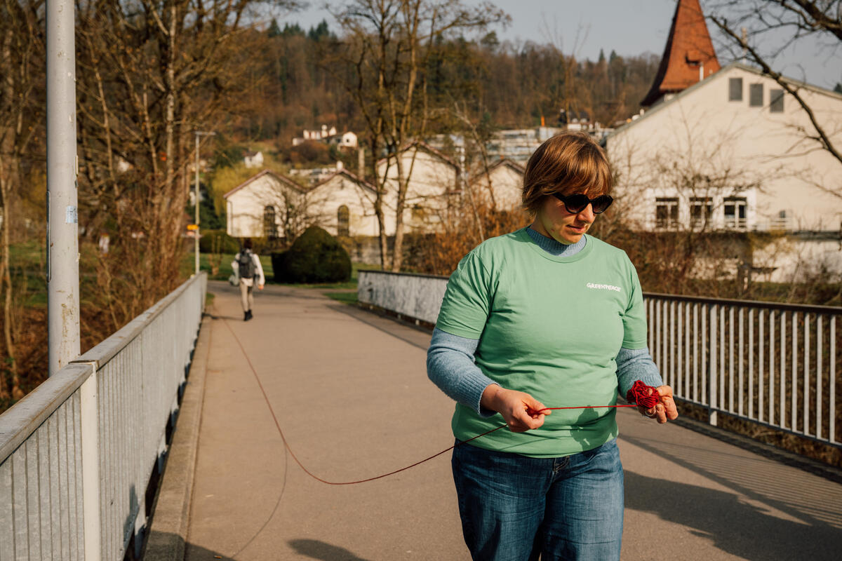 Aktion von Greenpeace-Aktivist:innen zum Thema Atomkraft: Rotes Band und roter Eisvogel als Mahnung vor möglichem Reaktorunfall und den verheerenden Folgen