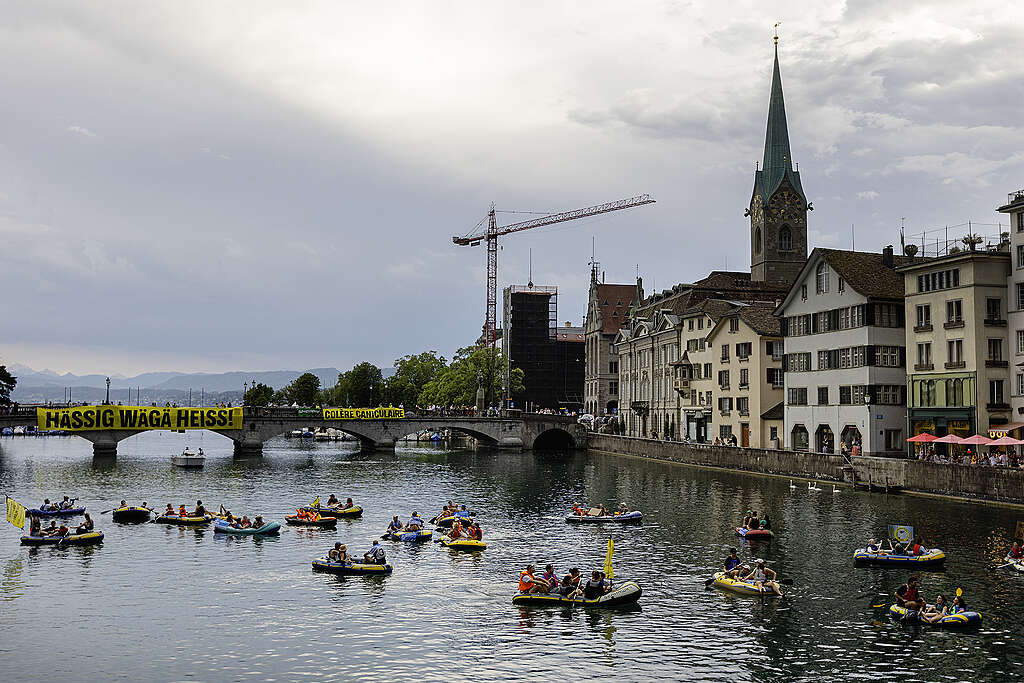 Hässig wäge heiss! Greenpeace-Aktivist:innen prangern auf der Limmat die Klimapolitik der Schweiz an