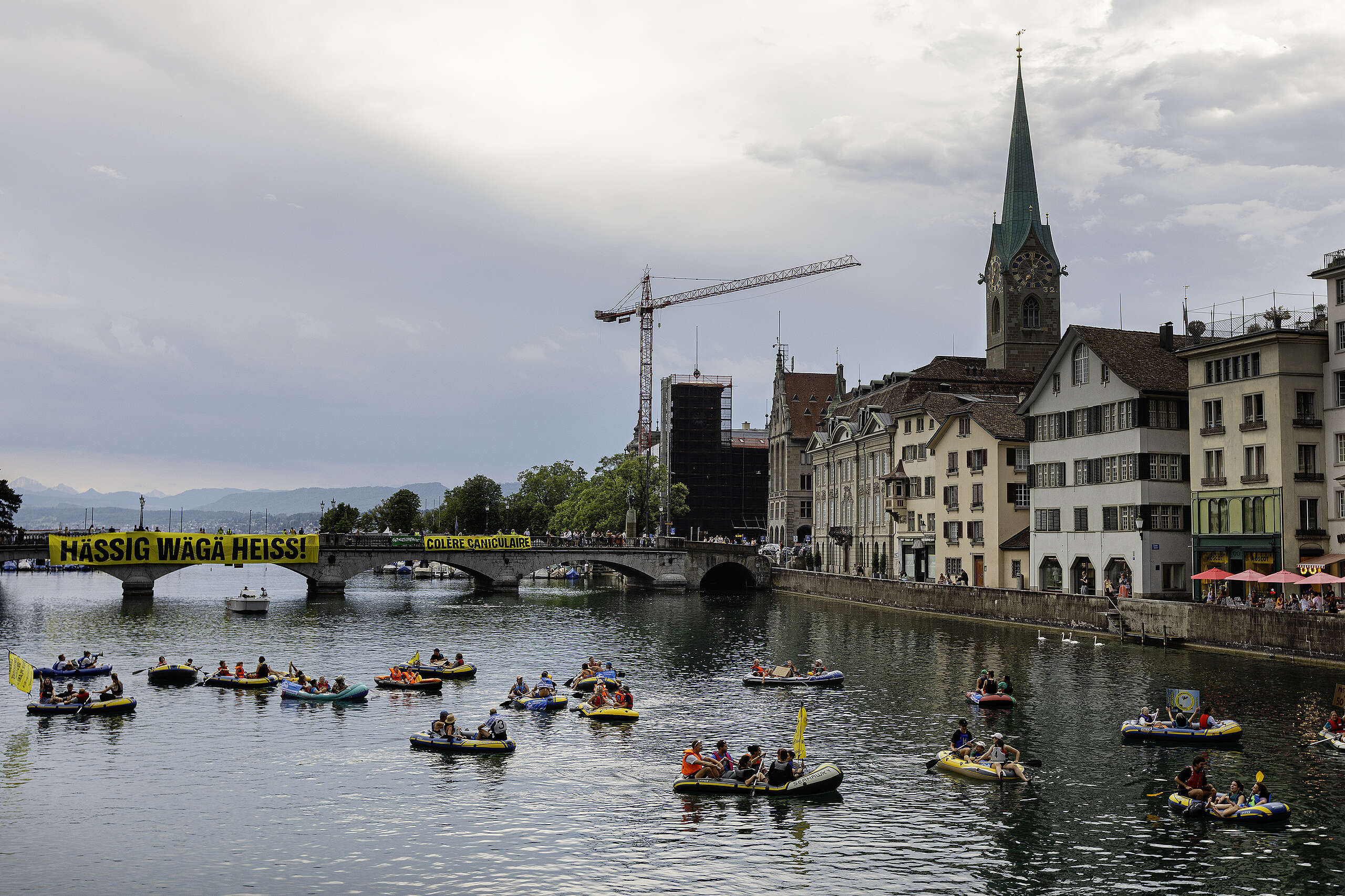 Colère caniculaire! Des militant·es dénoncent l’inaction climatique de la Suisse sur la Limmat