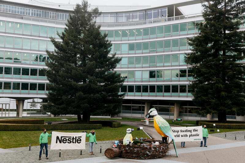 Nestlé: AktivistInnen überbringen Mahnmal mit Plastikabfall
